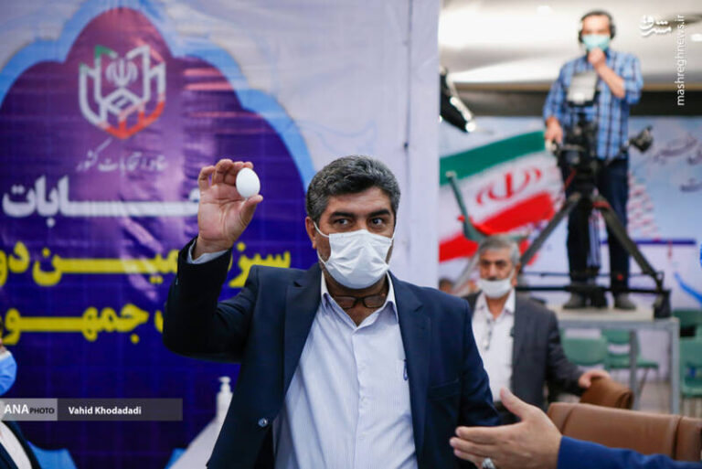 عکس/ تخم مرغ در دست یک داوطلب کاندیداتوری ریاست جمهوری