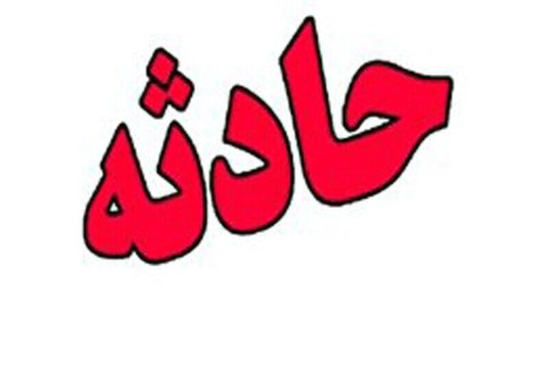 عکس/ دو نیمشدن سواری پژو ۴۰۵ در بزرگراه بسیج مشهد