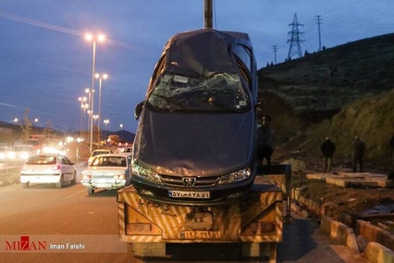 راننده از خودرو واژگون شده سالم بیرون آمد