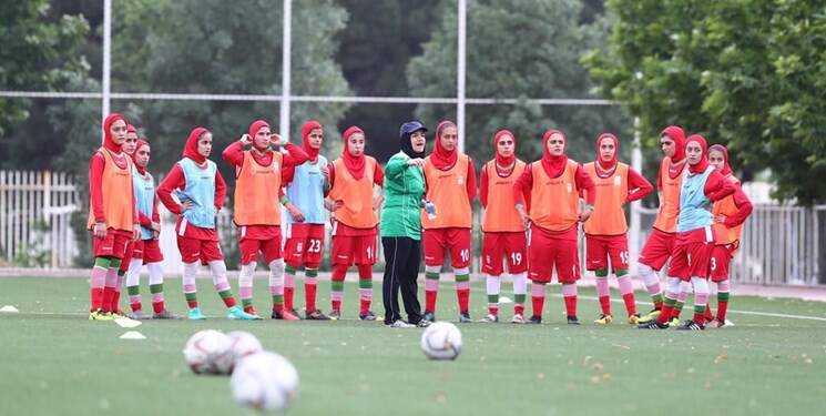 برگزاری دیدار دوستانه فوتبال بانوان در حضور نمایندگان مجلس