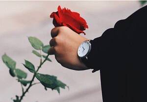 فیلم منتشرنشده از دیدار حاج قاسم با دختران شهدای مدافع حرم