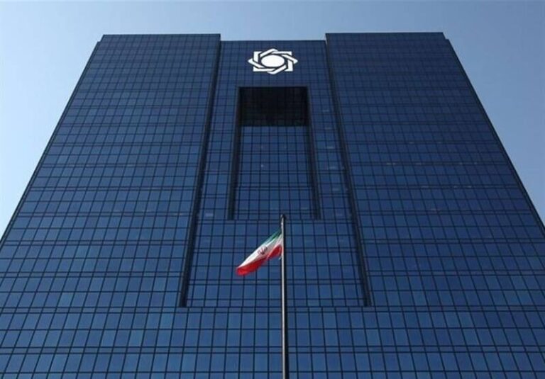 انتقاد سخنگوی ستادهای مردمی رئیسی از تعمیم یک مدل بانکی