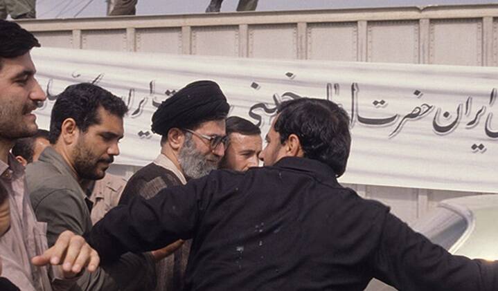 فیلم/ لحظاتی از حضور آیتالله خامنهای در مراسم تشییع امام(ره)
