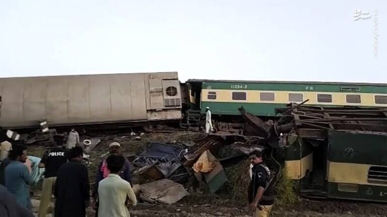 عکس/ برخورد مرگبار دو قطار مسافربری در پاکستان
