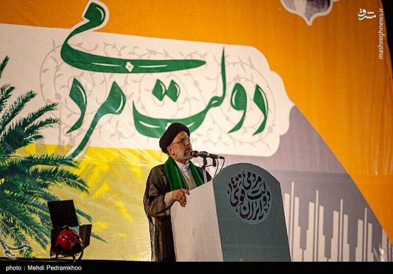 جمع آوری مردمی صندلی و بطریهای آب پس از سخنرانی رئیسی+ عکس