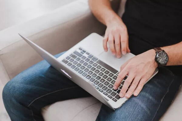 عوارض قرار دادن لپ تاپ روی پاها و بدن
