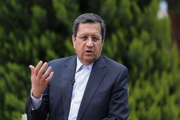 همتی: سیاست کشور بیش از حد بر اقتصاد حاکم است