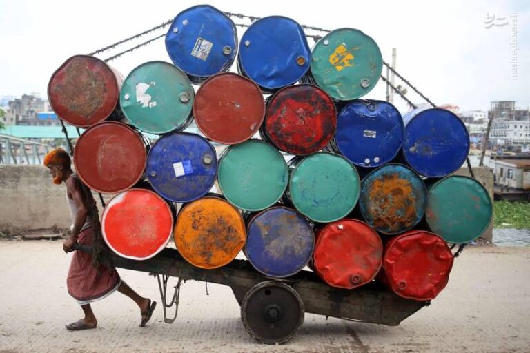 عکس/ حمل انبوه بشکههای نفت در بنگلادش